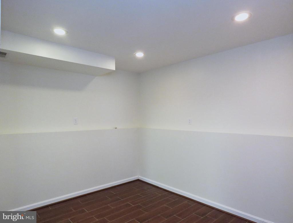 7125 VANTAGE DRIVE