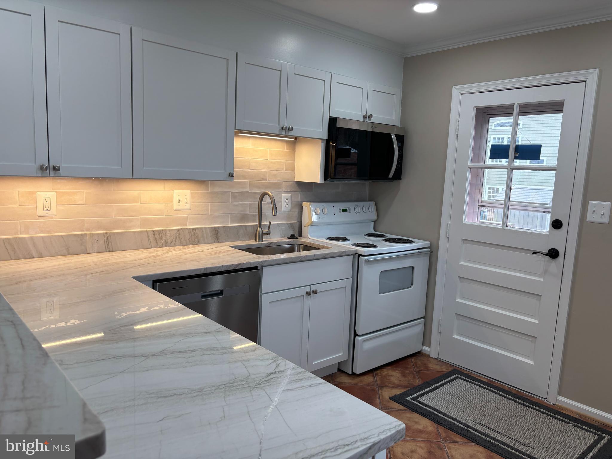 6194 RIVERVIEW DRIVE