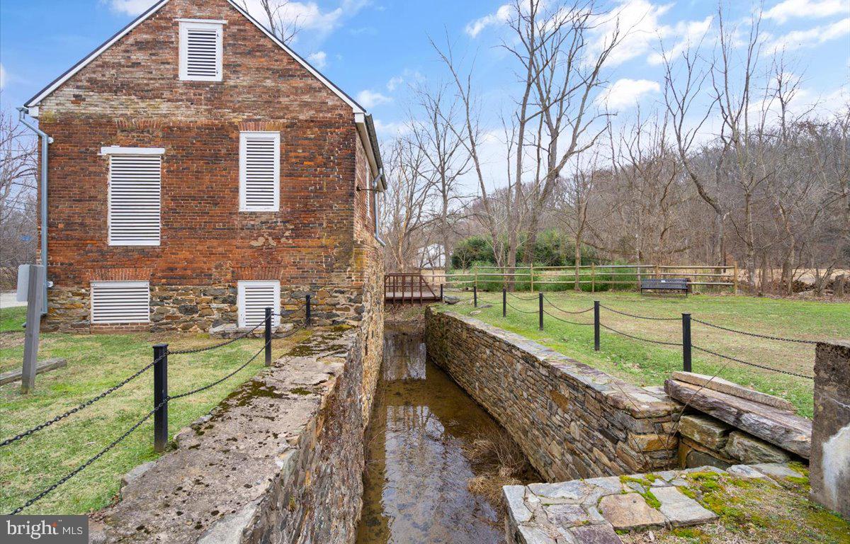 23976 NEW MOUNTAIN ROAD