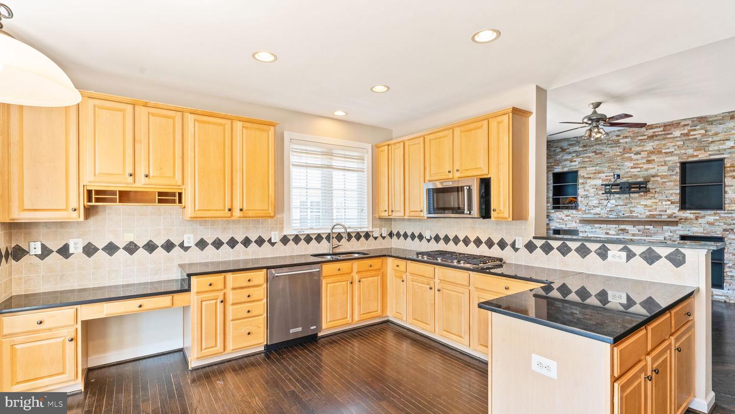 43676 WARBLER SQUARE