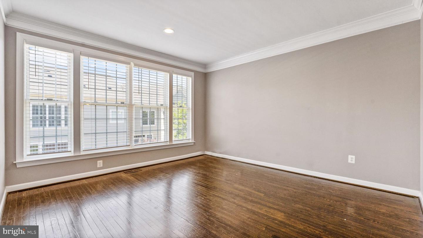 43676 WARBLER SQUARE