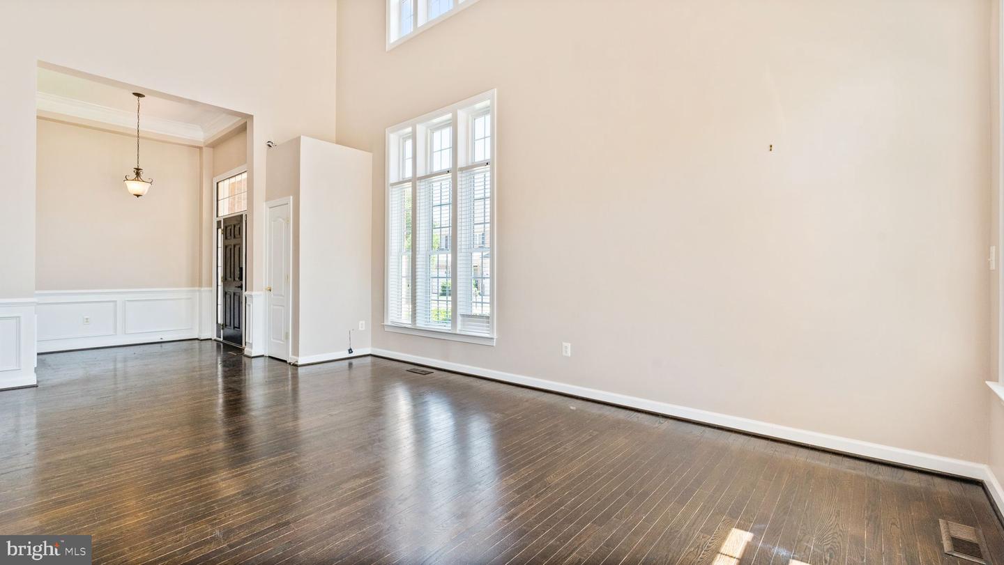 43676 WARBLER SQUARE