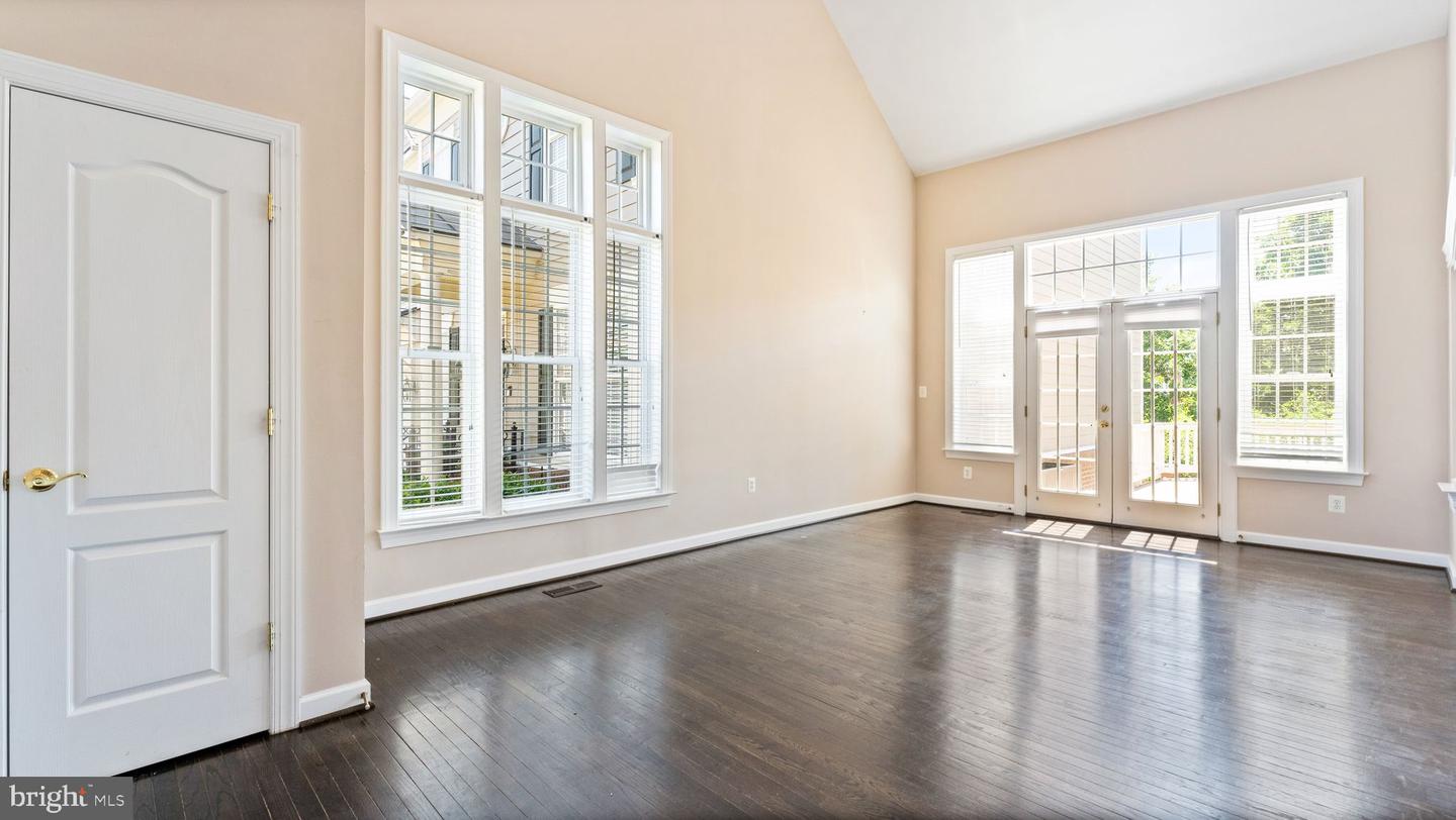 43676 WARBLER SQUARE
