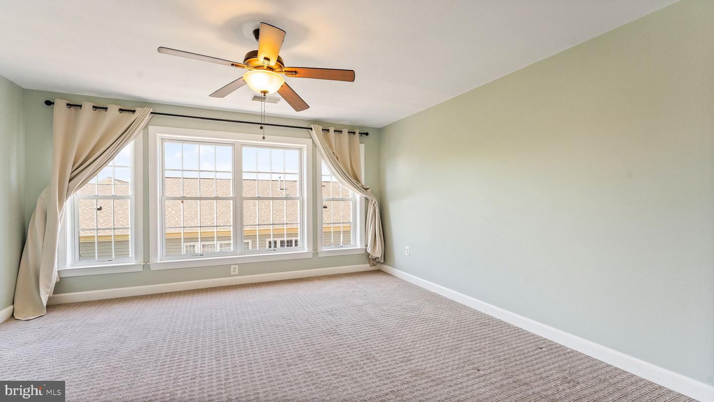 43676 WARBLER SQUARE