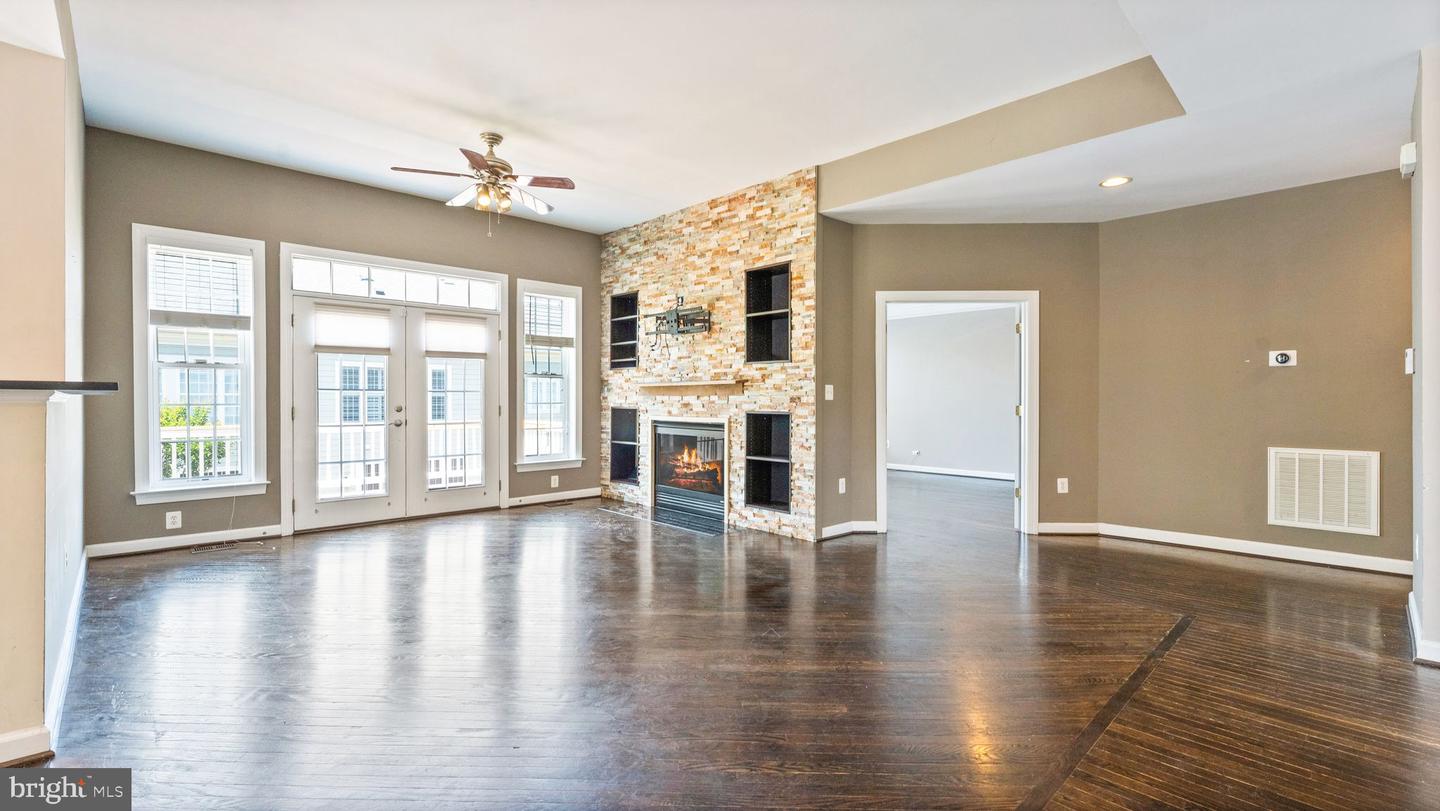43676 WARBLER SQUARE