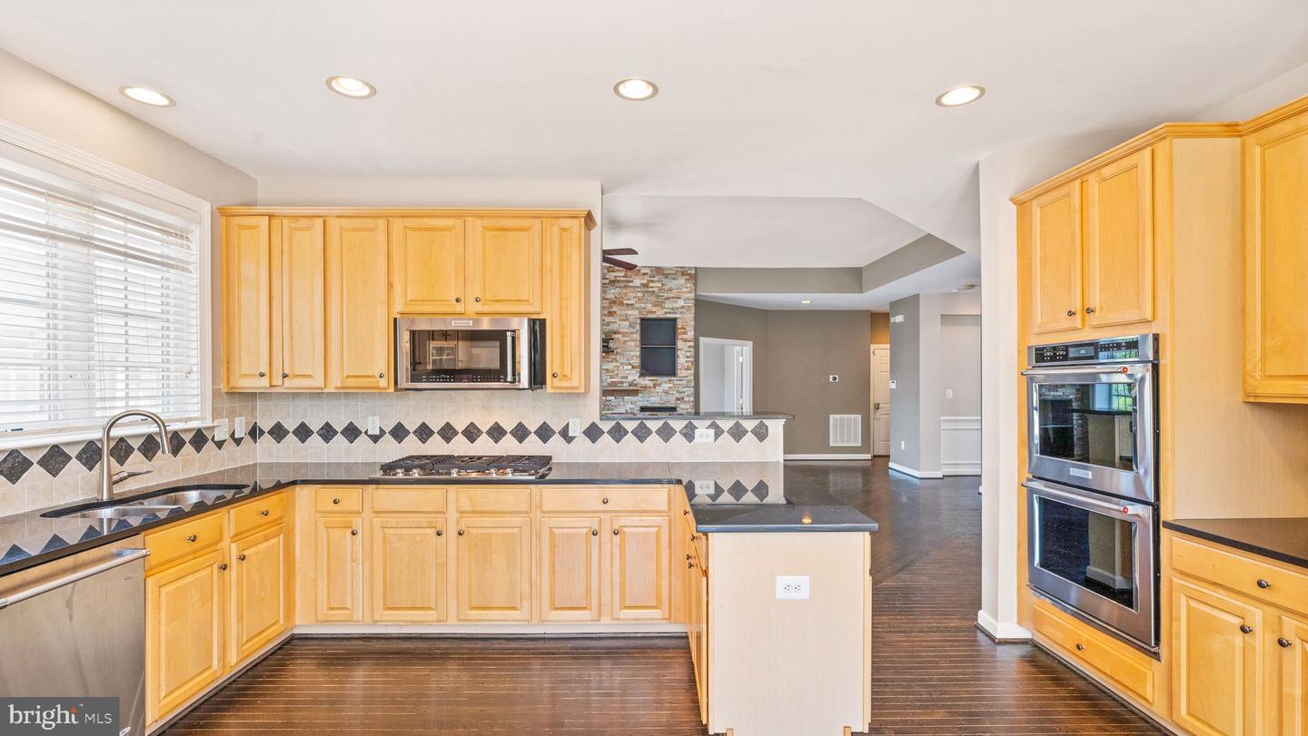 43676 WARBLER SQUARE