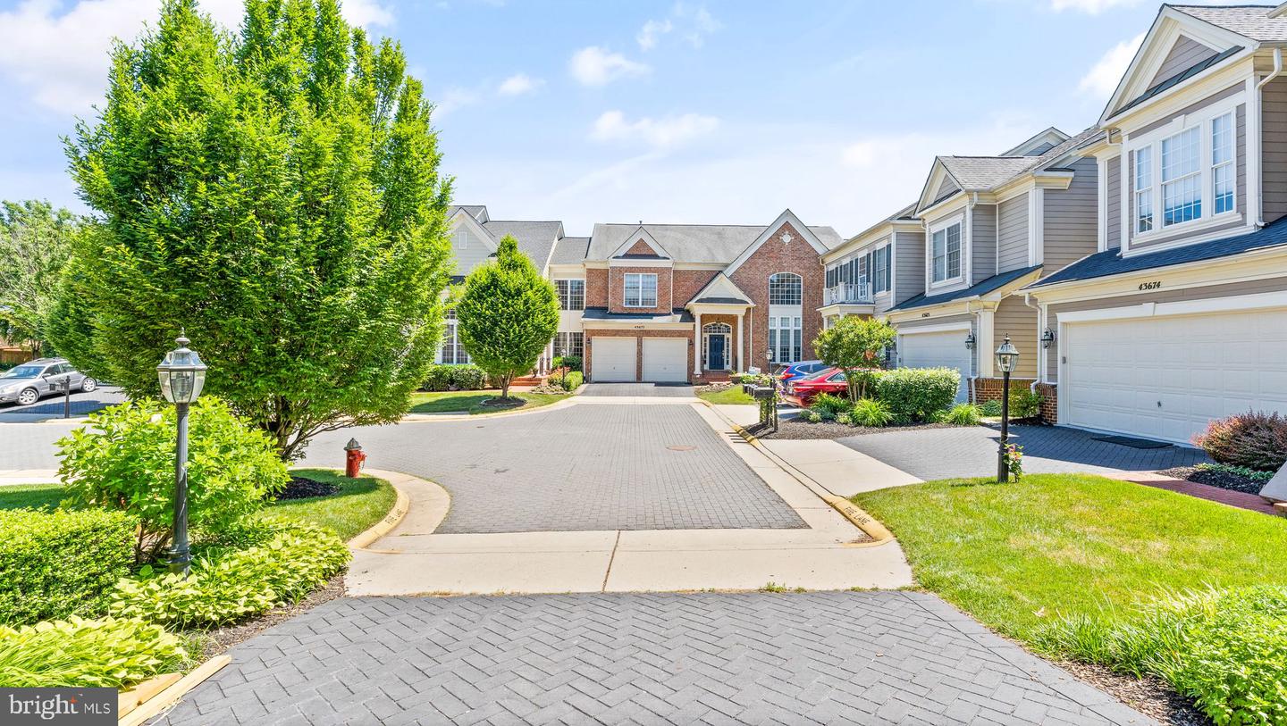 43676 WARBLER SQUARE