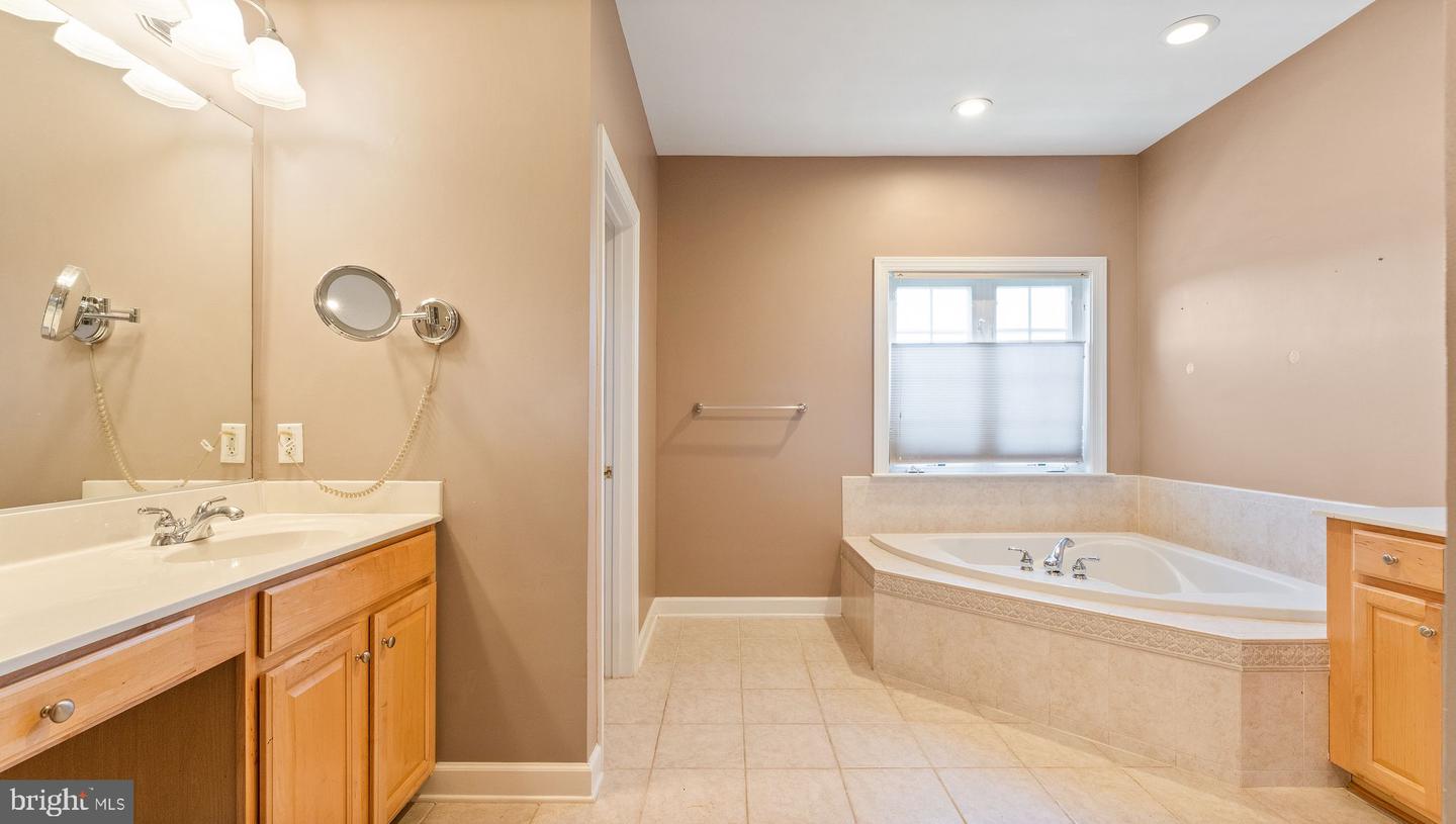 43676 WARBLER SQUARE