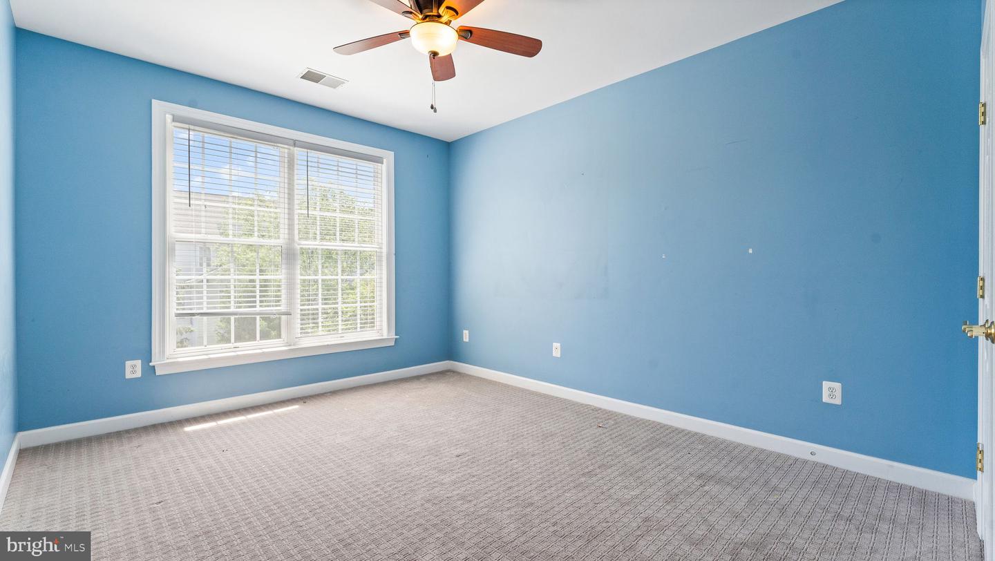 43676 WARBLER SQUARE