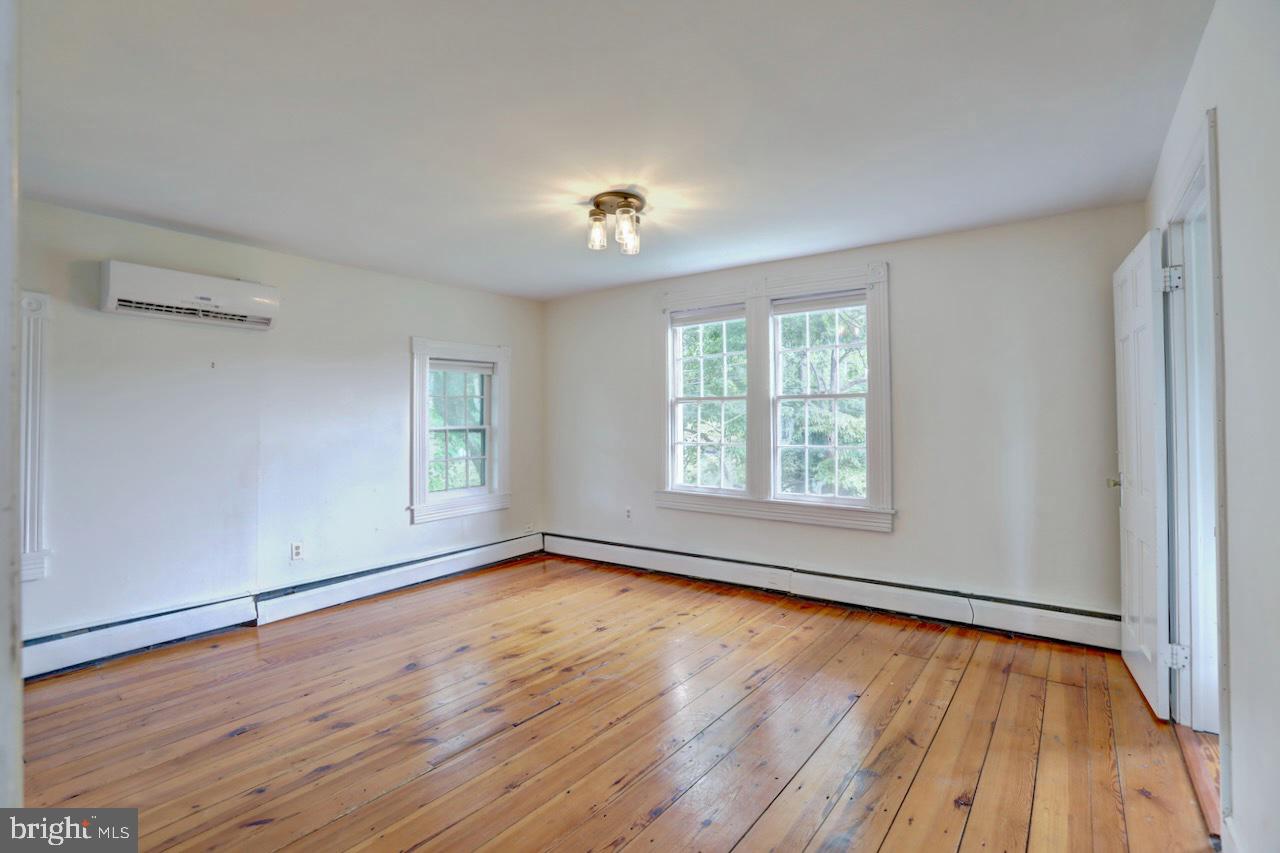 154 E COLONIAL HIGHWAY