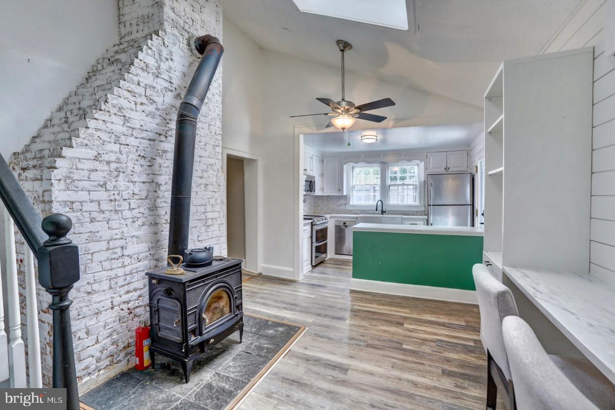 154 E COLONIAL HIGHWAY