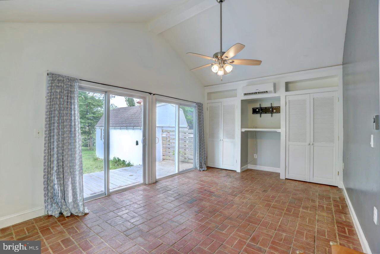 154 E COLONIAL HIGHWAY