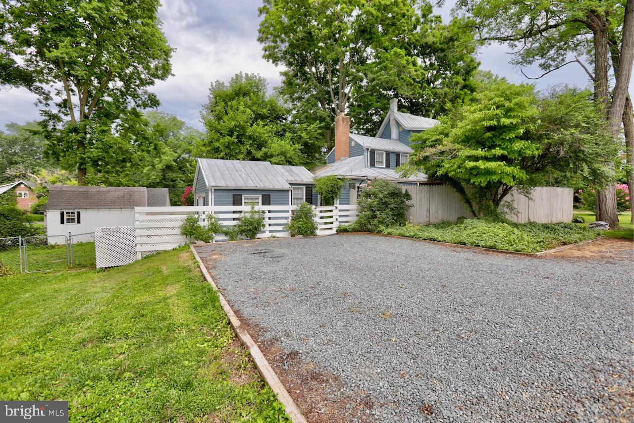154 E COLONIAL HIGHWAY