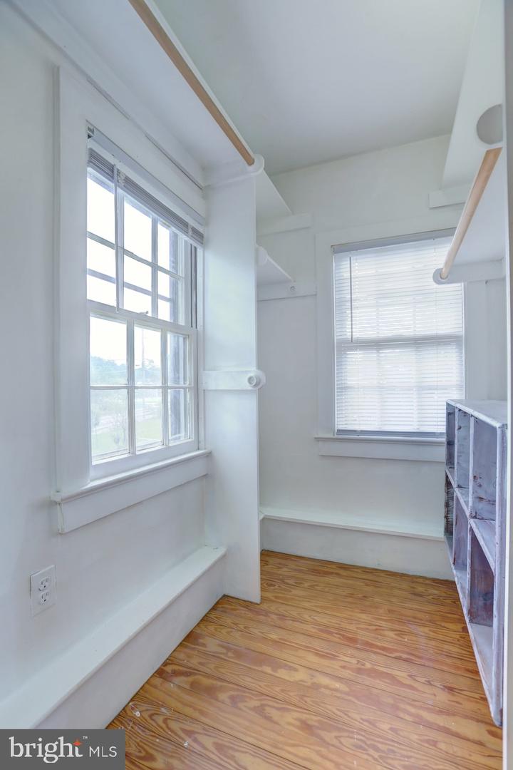 154 E COLONIAL HIGHWAY