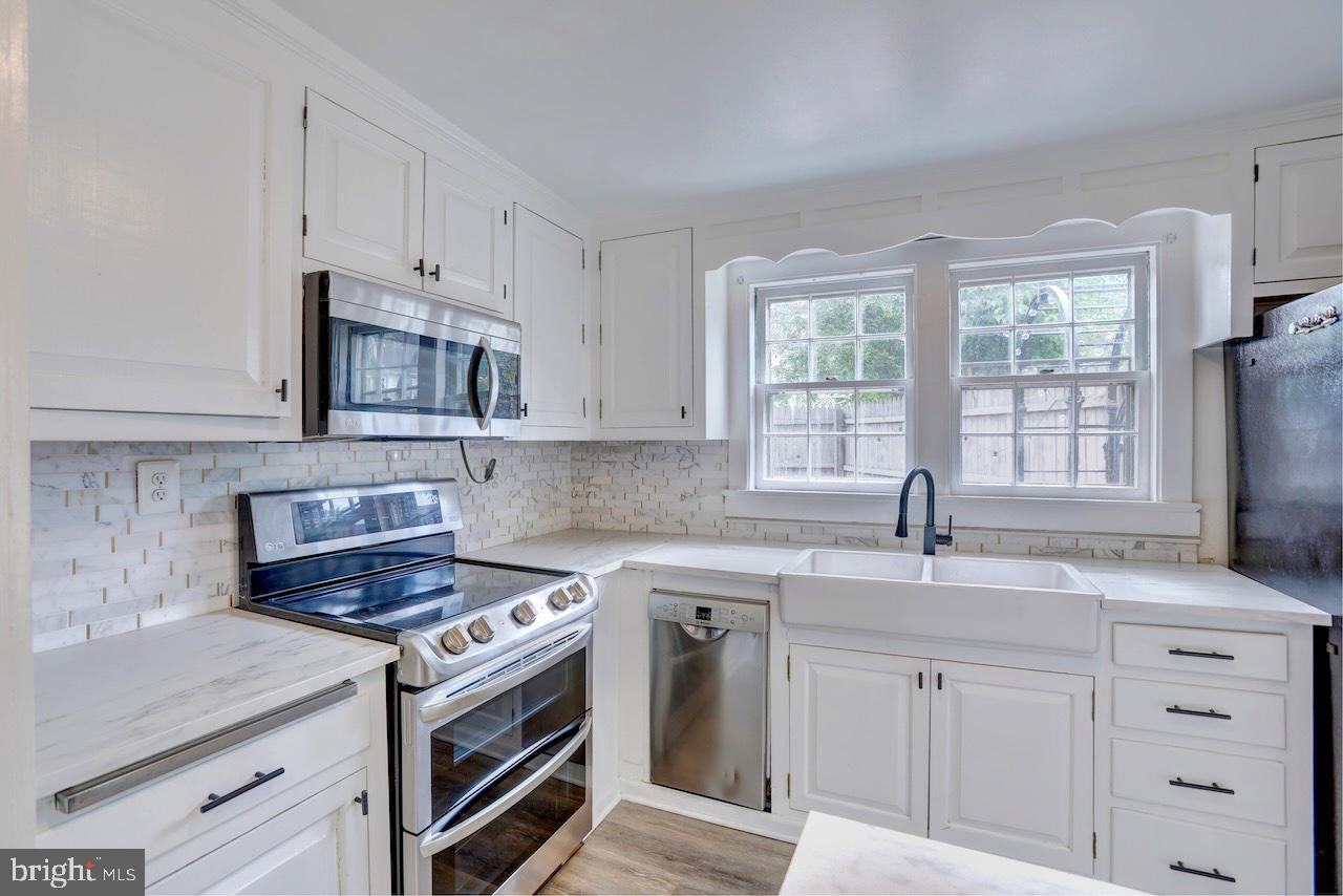 154 E COLONIAL HIGHWAY