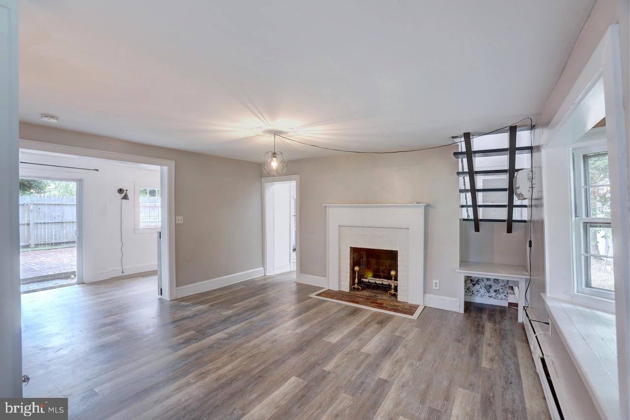154 E COLONIAL HIGHWAY