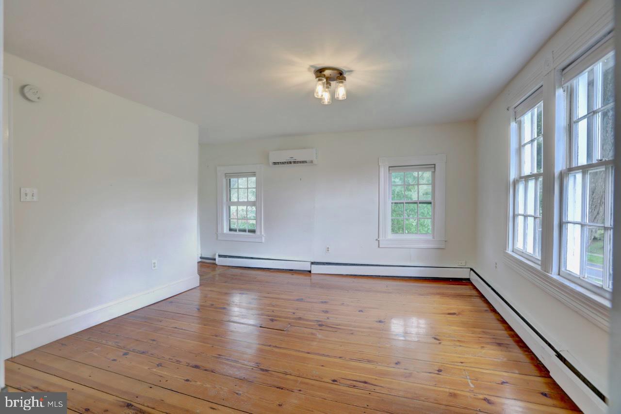 154 E COLONIAL HIGHWAY