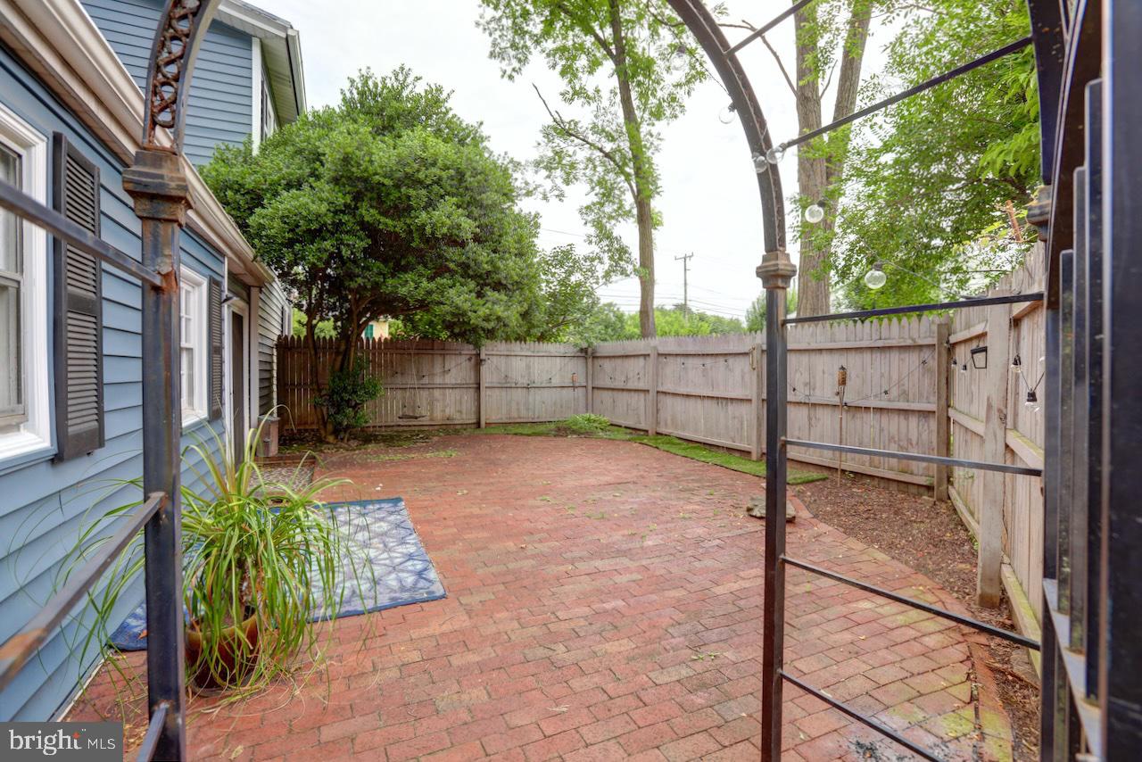154 E COLONIAL HIGHWAY