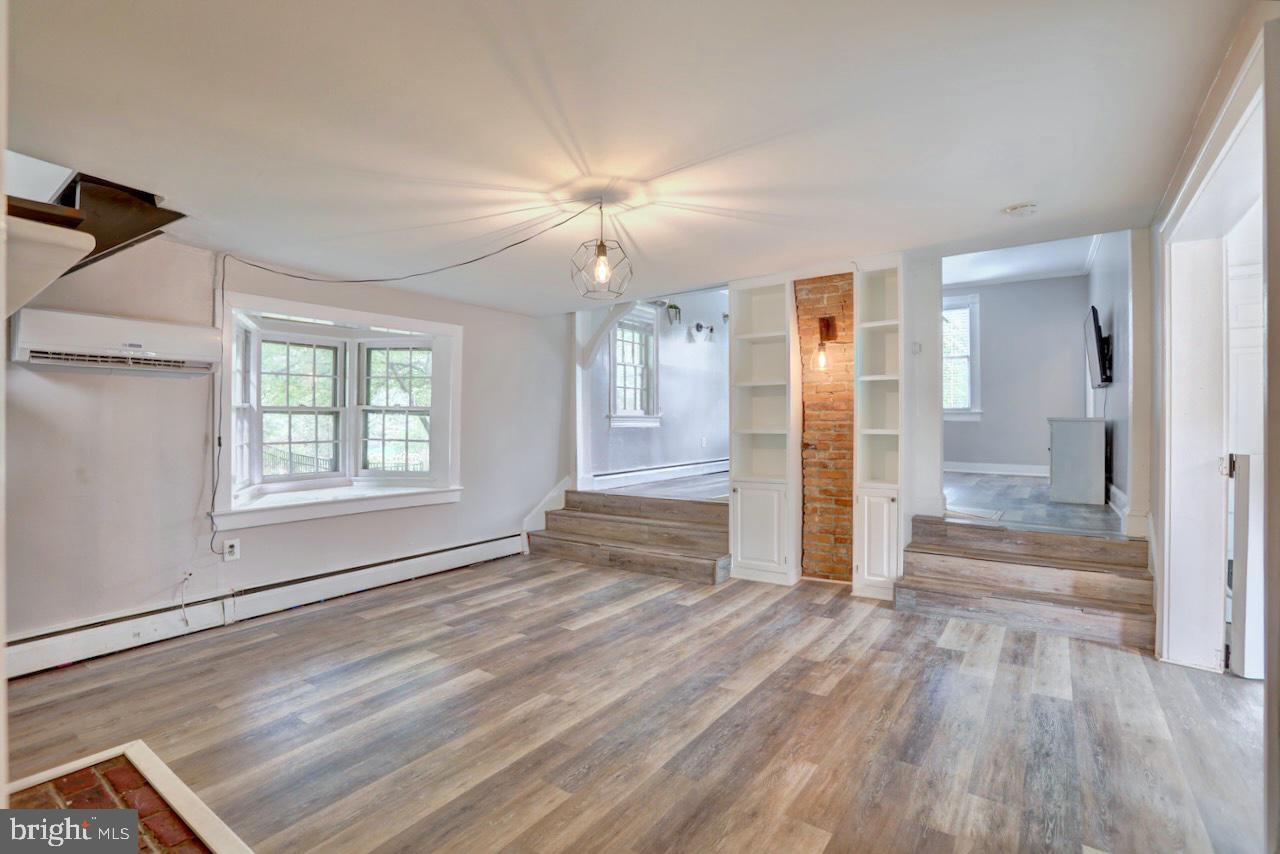 154 E COLONIAL HIGHWAY
