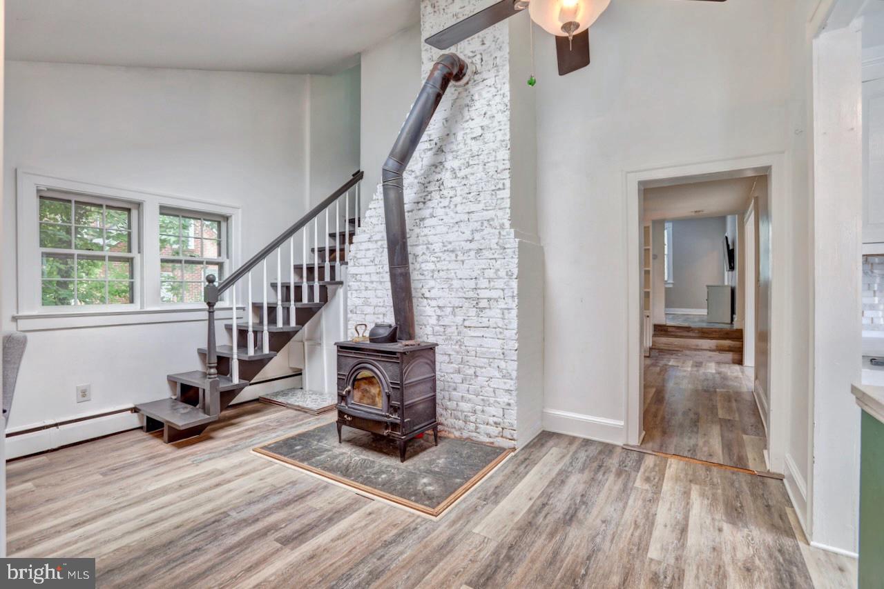 154 E COLONIAL HIGHWAY