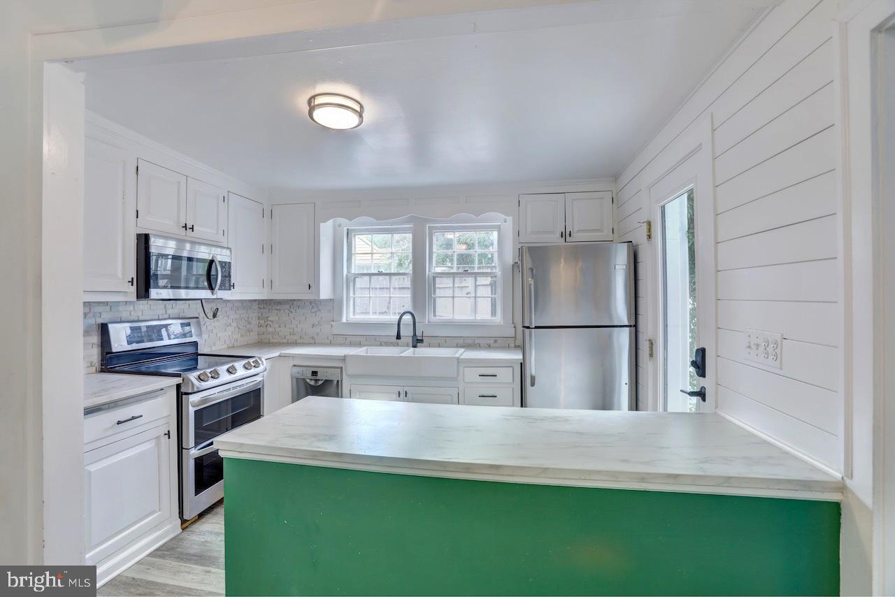 154 E COLONIAL HIGHWAY