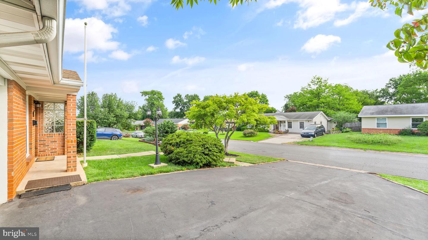 805 W NETTLE TREE ROAD