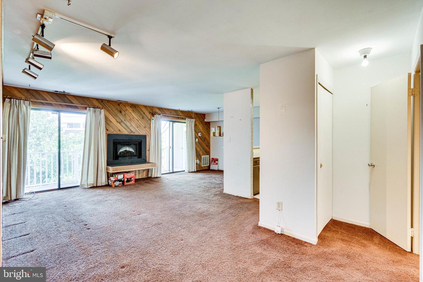 1054 WARWICK COURT