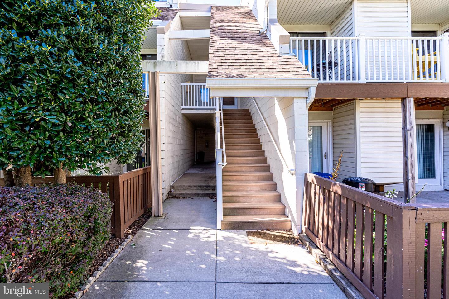 1054 WARWICK COURT