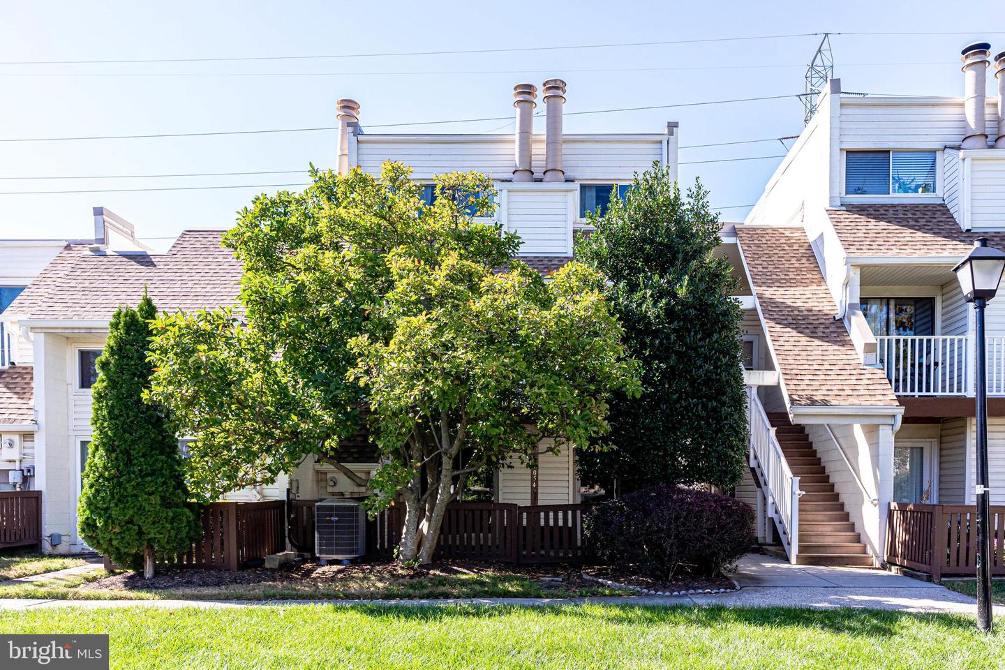 1054 WARWICK COURT