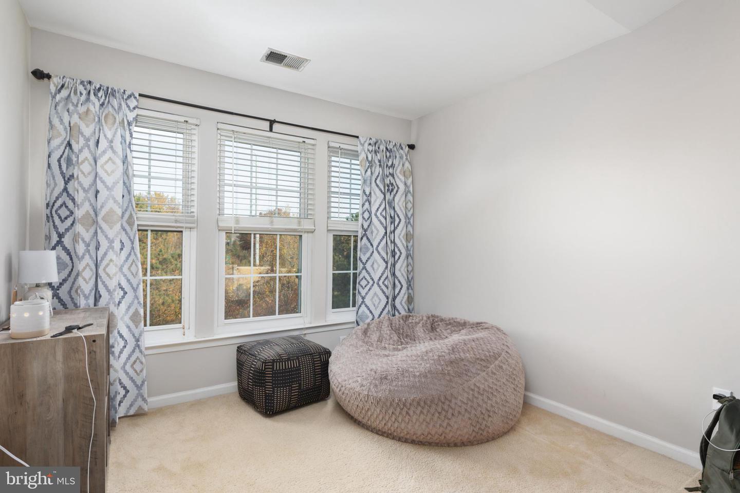 267 SHIRLEY SQUARE SE
