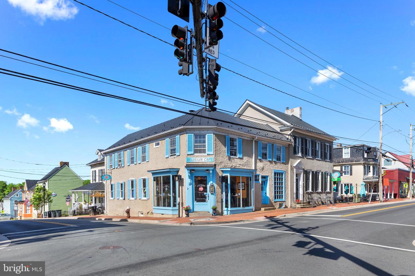267 SHIRLEY SQUARE SE