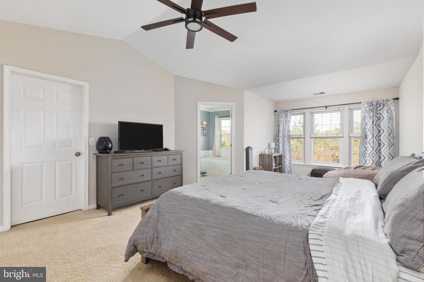 267 SHIRLEY SQUARE SE
