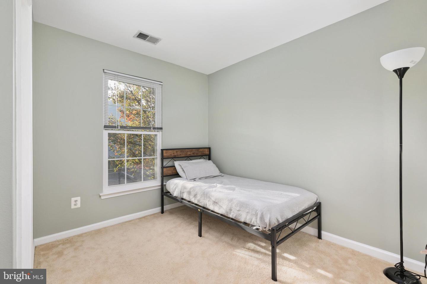 267 SHIRLEY SQUARE SE