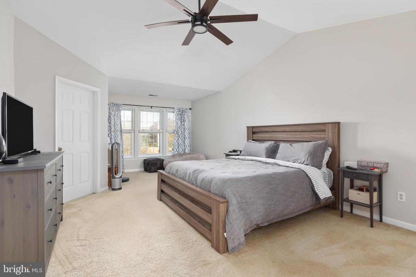 267 SHIRLEY SQUARE SE