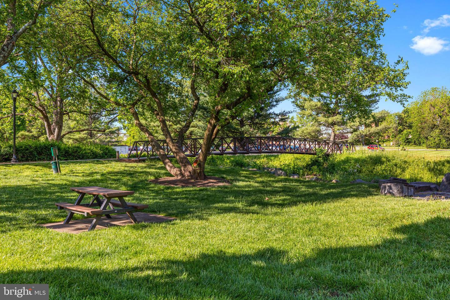 267 SHIRLEY SQUARE SE