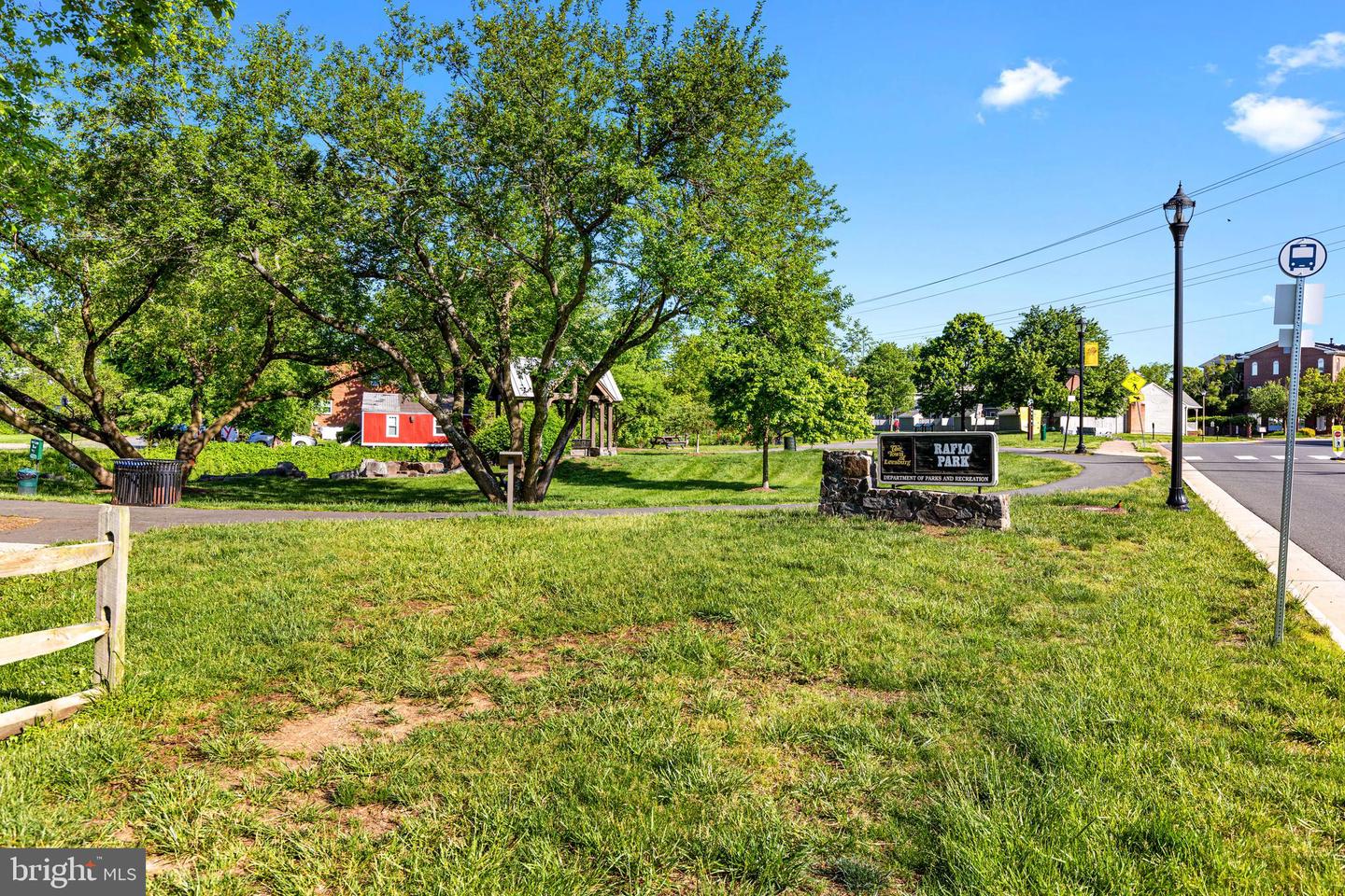 267 SHIRLEY SQUARE SE