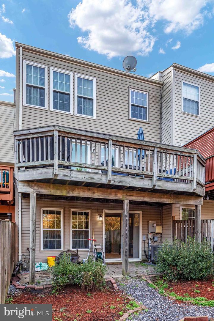 267 SHIRLEY SQUARE SE