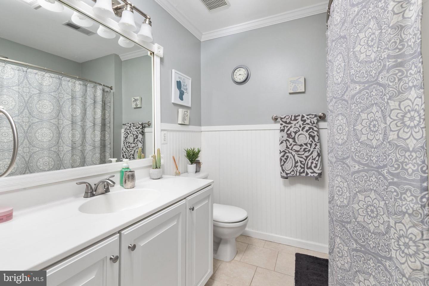 267 SHIRLEY SQUARE SE