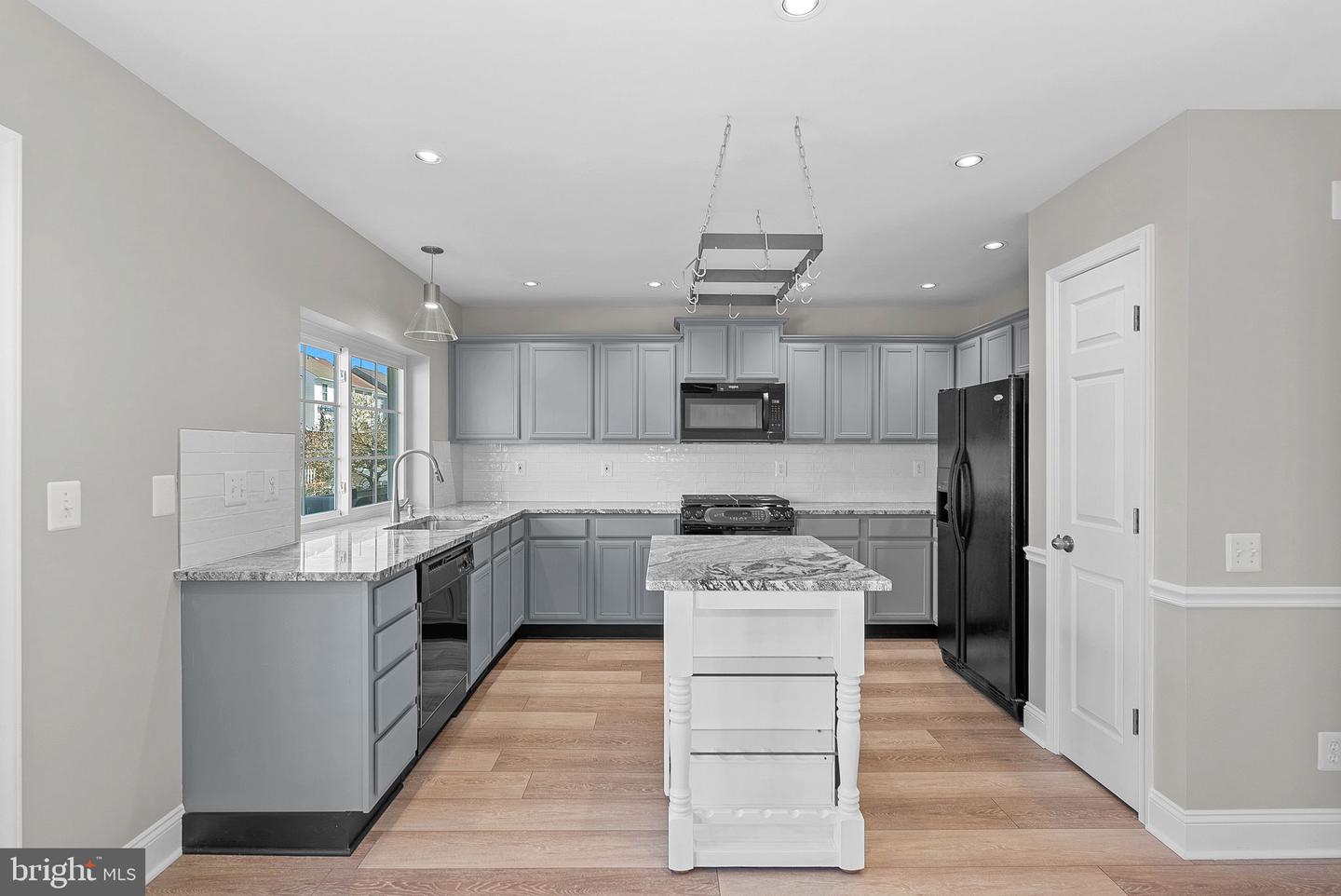 528 CURRANT TERRACE NE