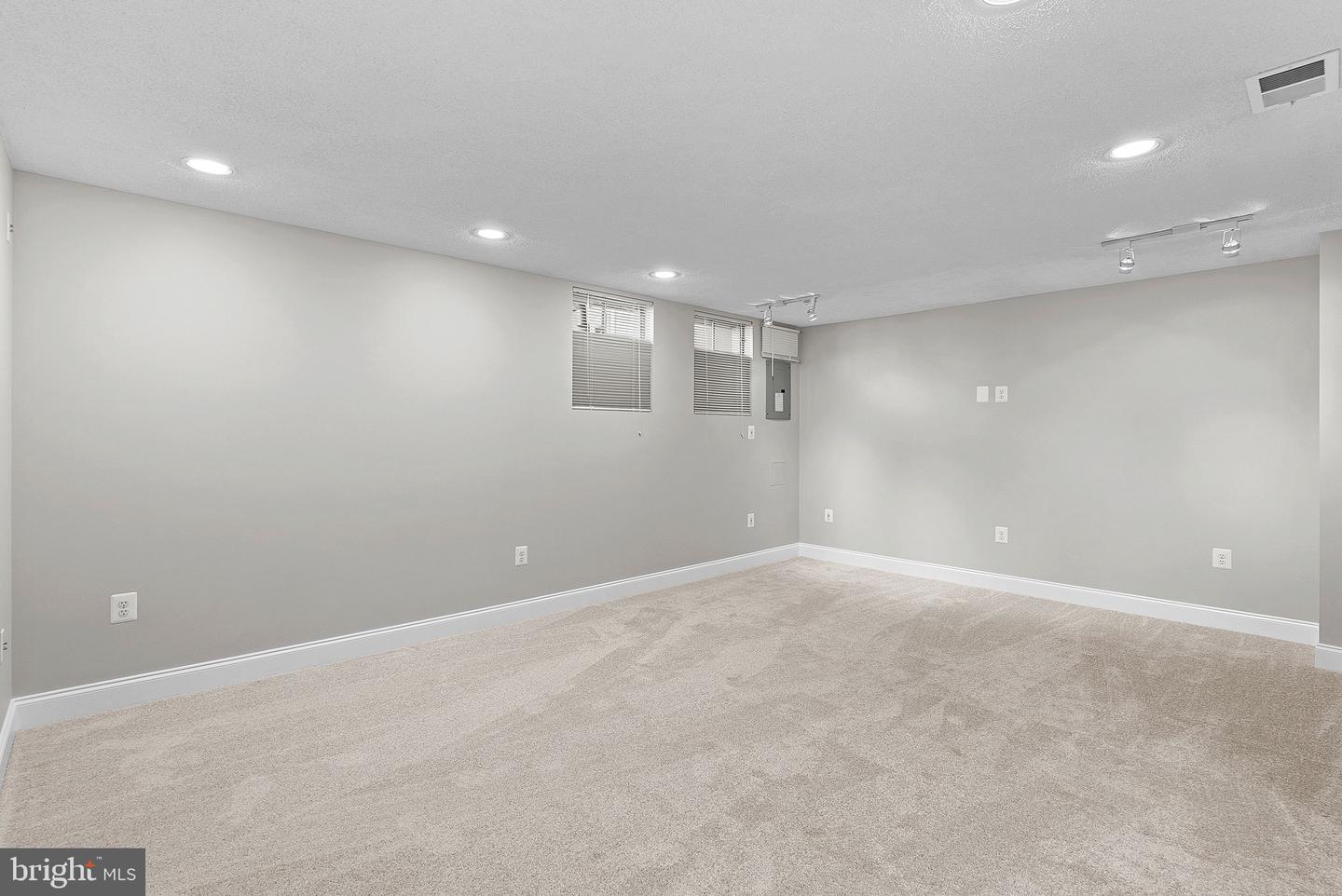 528 CURRANT TERRACE NE