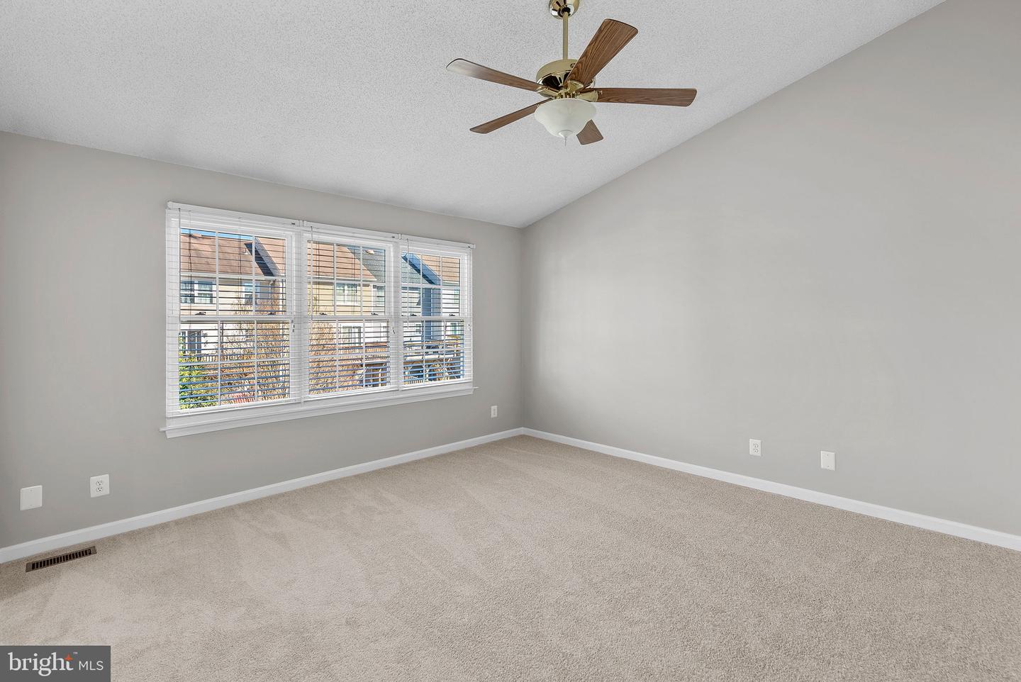 528 CURRANT TERRACE NE