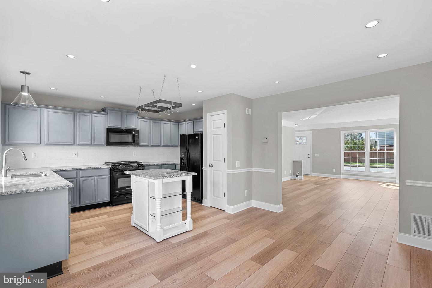 528 CURRANT TERRACE NE