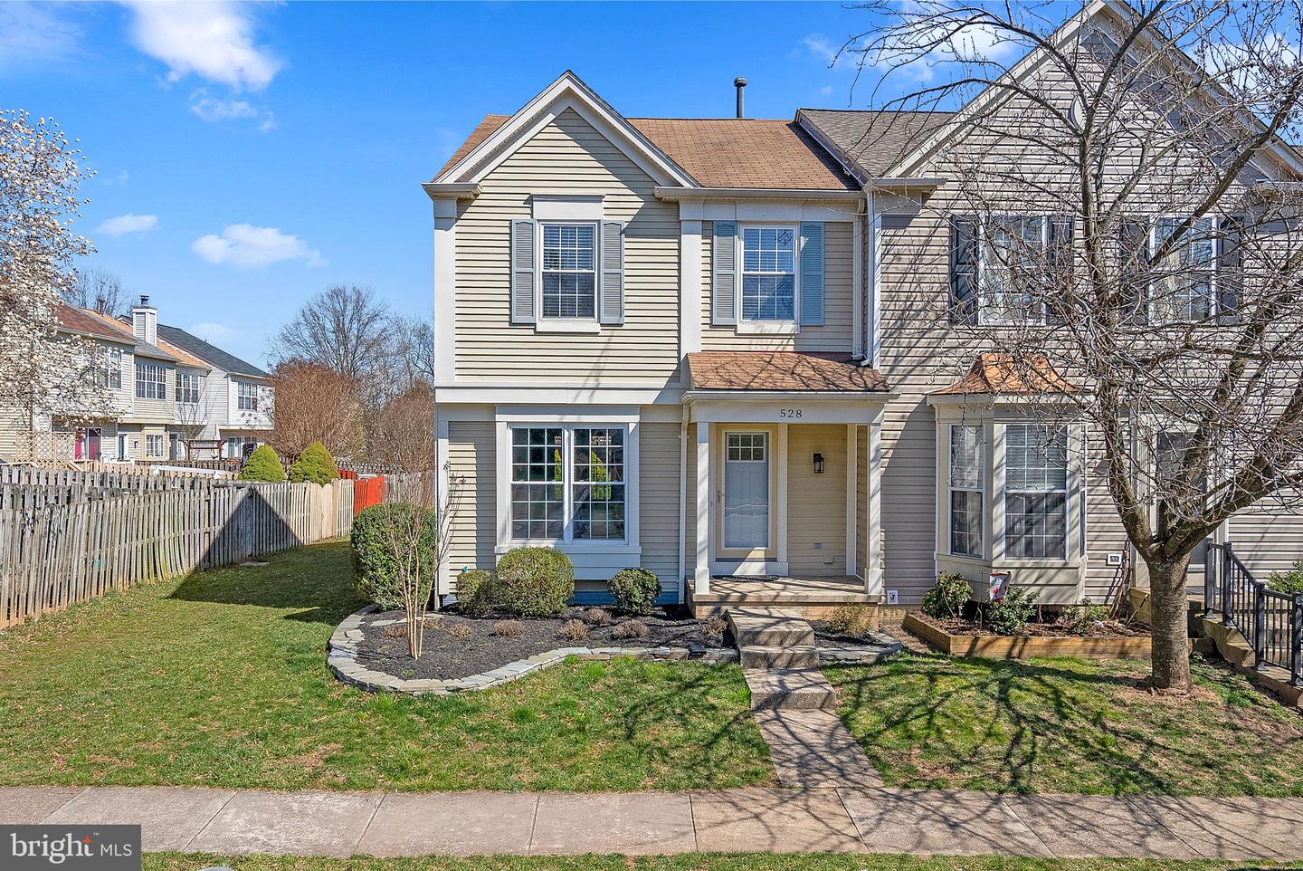 528 CURRANT TERRACE NE