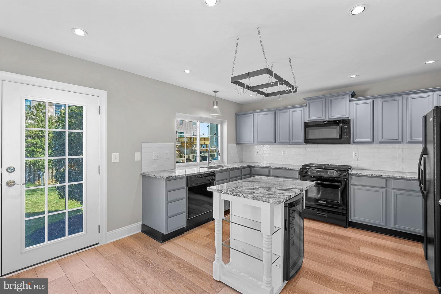 528 CURRANT TERRACE NE