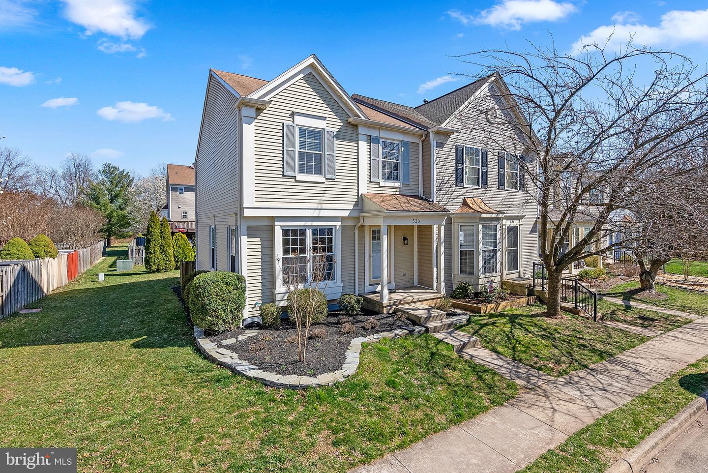 528 CURRANT TERRACE NE