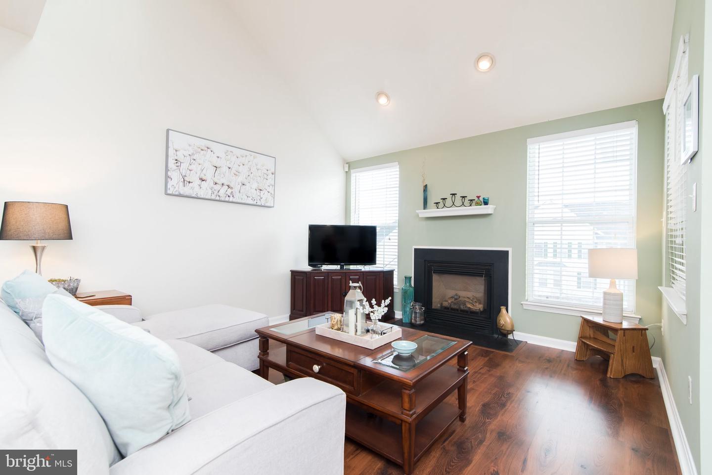 25340 LAKE MIST SQUARE Unit: 302