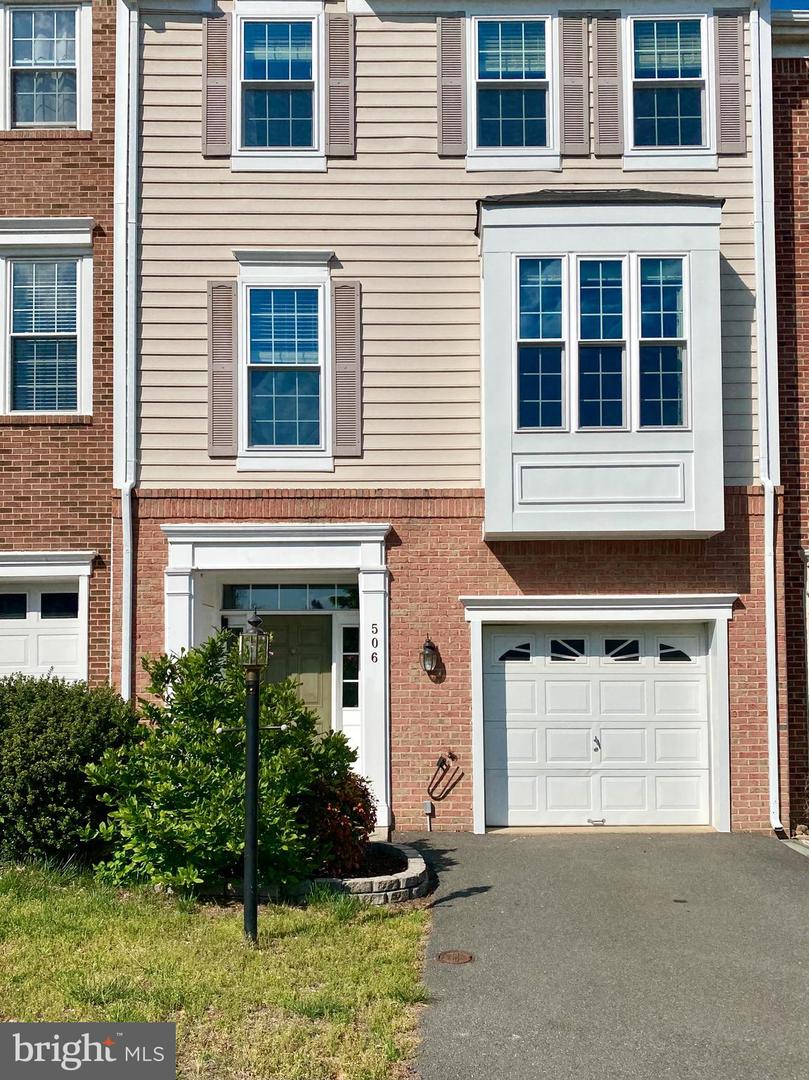 506 DOYLE TERRACE NE