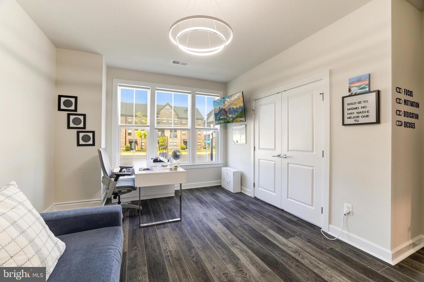 43373 DEWEY SQUARE