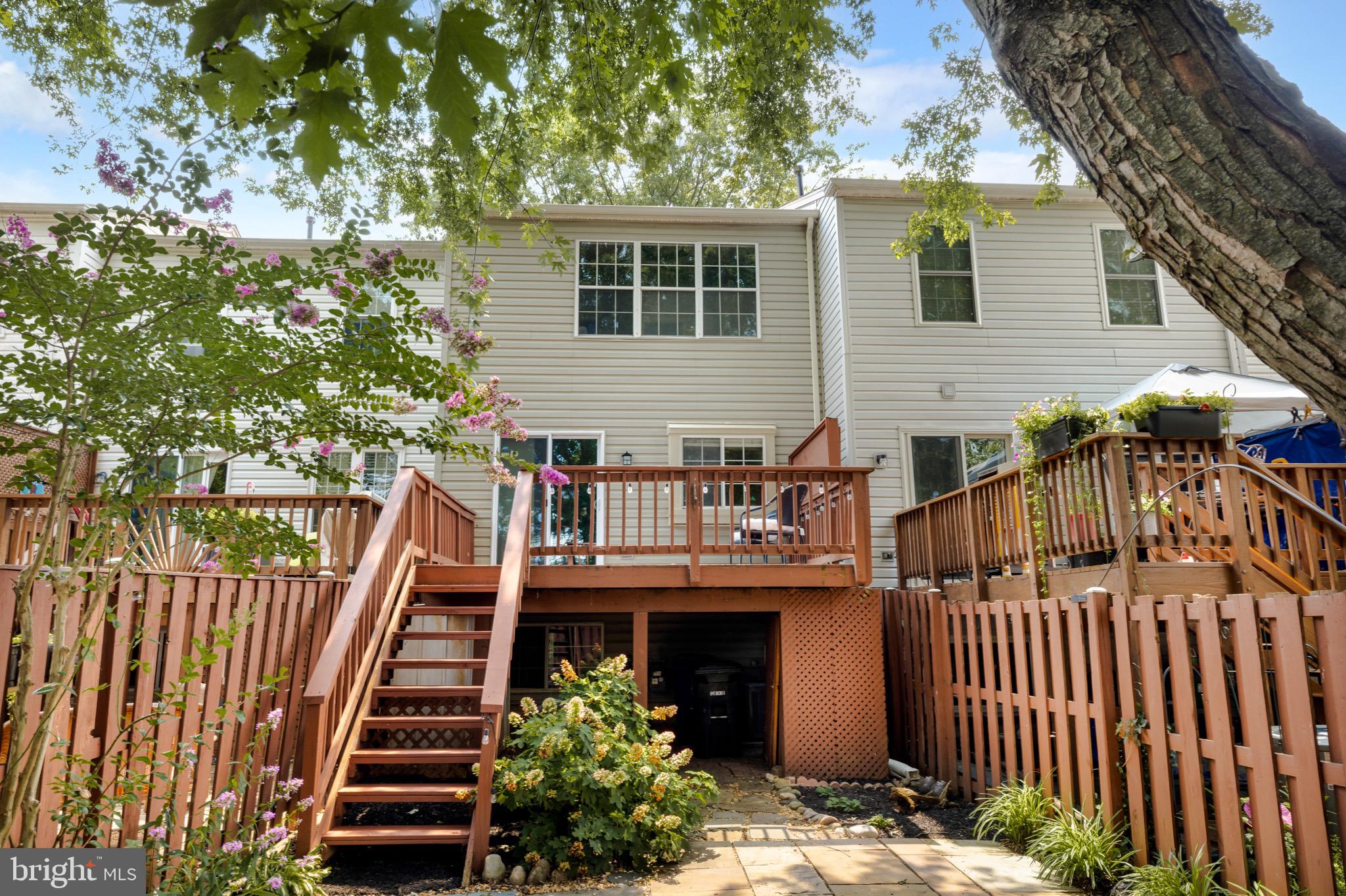 327 BRIDLE CREST SQUARE NE