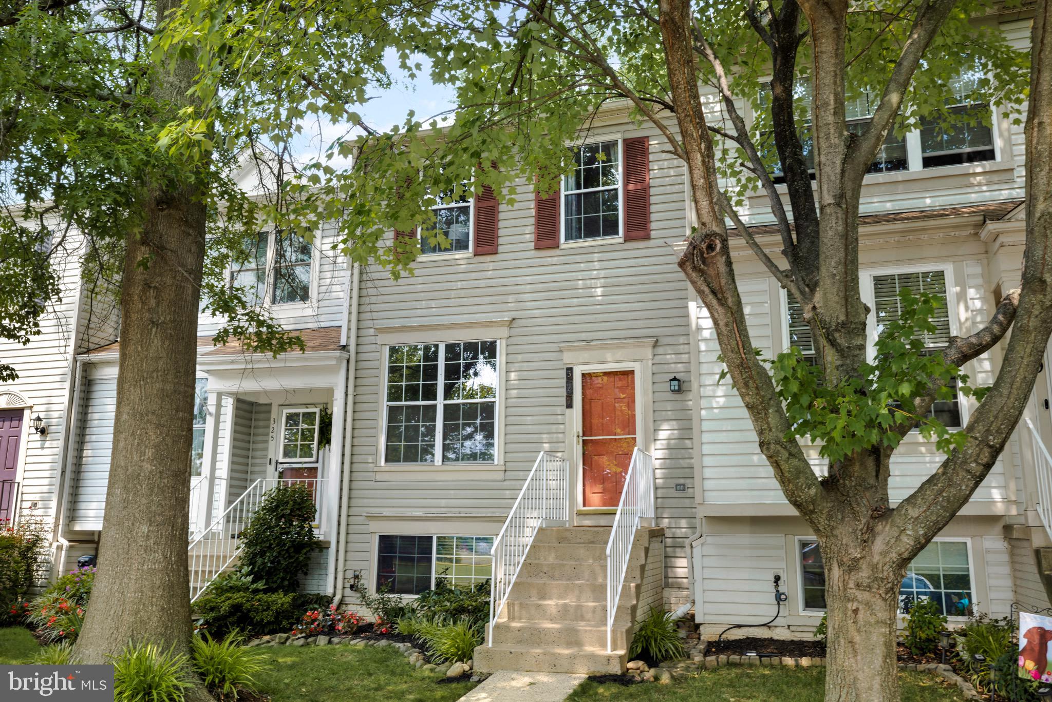 327 BRIDLE CREST SQUARE NE